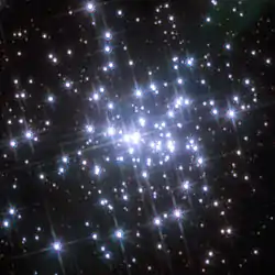 ハッブル宇宙望遠鏡によるHD 97950領域の画像。中央の一際明るい3つの恒星のうち右上の一番明るい恒星がA1。出典: NASA, ESA and Wolfgang Brandner (MPIA), Boyke Rochau (MPIA) and Andrea Stolte (University of Cologne)