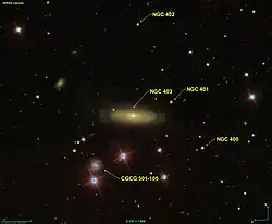SDSSのデータによるNGC 403(英語版)周辺の画像。中央上方の恒星がNGC 402