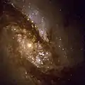 NGC 1365の中心領域には、塵の筋が見える。