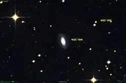 DSSによるNGC 1998(英語版)周辺の画像。中心の銀河がNGC 1998で、右上にある二重星がNGC 1995。