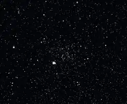 散開星団NGC 2539。中央やや左下の一番明るい星がとも座19番星。