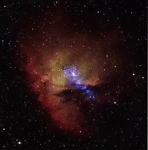 可視光（赤と黄）と紫外線（青）で撮影したNGC 281