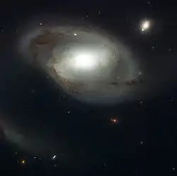 ハッブル宇宙望遠鏡による NGC 4319 の望遠写真。右上は、クエーサー Markarian 205。credit:HST/NASA/ESA