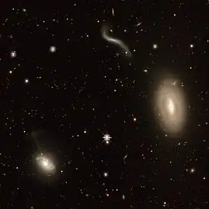ダークエネルギー分光装置のレガシーサーベイで観測したNGC 434(右下)とNGC 434A(右上)。左下はNGC 440。