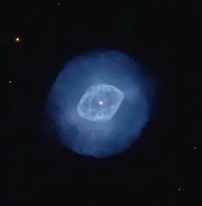 HSTの広視野惑星カメラ2 (WFPC2) で撮像された惑星状星雲NGC 6891。内側と外側の二重の構造が見える。