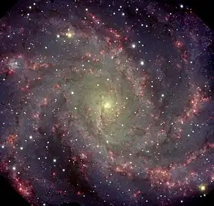 ハワイ州マウナケア山のジェミニ北望遠鏡のジェミニ多天体分光装置 (Gemini North Gemini Multi-Object Spectrograph, GMOS-N) で撮像された渦巻銀河NGC 6946（花火銀河、Fireworks Galaxy）。