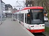 低床式停留所に対応した超低床電車は高床式プラットホームでの乗降が困難である(ドルトムント)