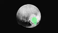 冥王星における一酸化炭素の氷の分布図(緑)。スプートニク平原(英語版)に集中しているのが分かる(2015年7月14日)