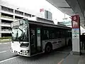 2014年7月に導入された、国内線ターミナル間無料連絡バス用のNH3472(LNG-HU8JMGP、ブルーリボンシティハイブリッドノンステップバス)