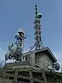 阿久根テレビ中継放送所（NHK、2009年撮影）中部にあるアナログテレビ用（VHF帯）の送信アンテナはラジオ第1放送のFM補完中継局（VHF帯）用の八木アンテナに取り換えられている