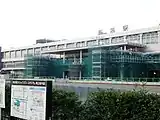 第1期整備事業開始後南口駅舎の大規模改修が開始され、エレベーター及び階段室（コネクターキューブ）の建設工事等が進んでいる。（2008年11月）