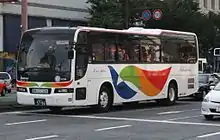 多客期には西鉄観光バス(左・画像は過去続行便として運行されていた西鉄バス二日市)や長崎県交通局(右)による続行便が運行される