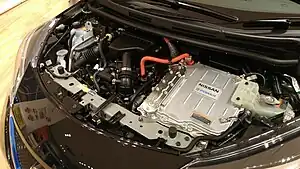 日産・ノート E12のエンジンルーム。e-POWERロゴが記載されている。
