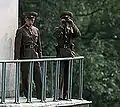 軍事境界線で監視を行う下士官。軍事称号はいずれも下士（伍長に相当）（1998年10月9日）