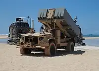アメリカ海兵隊がL-ATVの車体を元に開発した無人地対艦ミサイル発射機「NMESIS」