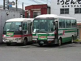 西工解散以前に西工以外の車体の車両が導入された例。日野・リエッセ(右)と三菱ふそう・ローザ(左)小型車やマイクロバスでは西工車体以外の導入があった。