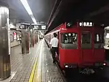 鶴舞線ホームに停車中の名鉄列車