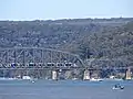 ホークスベリー川鉄道橋（英語版）を渡るH形電車
