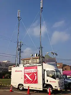 NTTドコモの移動基地局車 (2013年8月撮影)但し電波法令上は陸上移動局である。