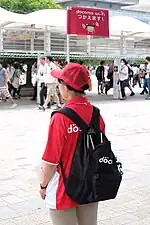 コミックマーケットでは会場の内外で携帯電話の移動基地局車と人間Wi-Fiアクセスポイント(NTTドコモは50名)が稼働した。