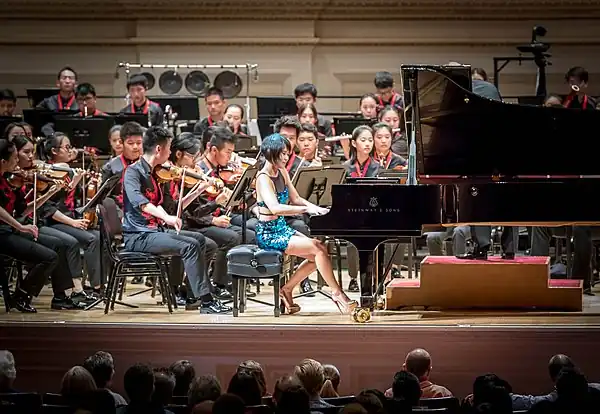 カーネギー・ホールで演奏するワン(2017年)。