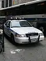 ニューヨーク市警察(NYPD)のパトカー。4729はその車両の登録番号、小文字の08は登録年度を意味する。SWATの車両や現場本部車に多いがプレートが付いておらず番号は車体に大書されている車両もある。