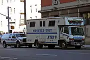 かつてニューヨーク市警察が使用していた馬運車。中型トラックの荷台部分に馬を載せる自走式で、日本で競走馬を運ぶのに使用されるものと基本的には同じ構造。「騎馬隊」「馬」「警察」「NYPD」の文字が入り、緊急走行出来るよう警光灯も装備されている