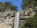 滝面上部に注連縄