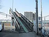 新駅舎建設前にあった人道橋。旧苗穂駅から徒歩で駅北側へ向かう場合の最短経路であった（2012年4月）。
