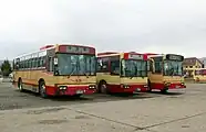 バス営業所が併設されており、駅前には長電バスの車両が待機する。(2009年撮影)
