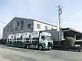 力丸営業所の倉庫前に停まるキャリアカー