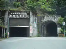 新豊根発電所入口との分岐(右側が県道、2011年7月)