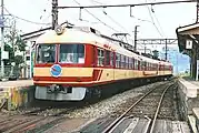 改良前の2番線に停車する2000系（2006年5月）