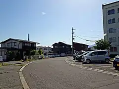 弧を描く長野飛行場跡地ターニングパッド跡（北方）右は川合新田団地のアパート建物