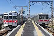 ホーム(2018年3月、列車は右側を通行する)