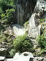 烱烱潭（中央の岩に文字が彫られている）