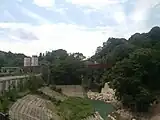 廃線区間の橋梁(右の赤いガーダー橋)、左の緑色の橋は現用の吾妻線、真新しいコンクリート柱は工事中の群馬県道376号線（2013年7月）