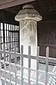 経幢（1286年、右の東側）