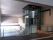 右側にエレベーターが増設された