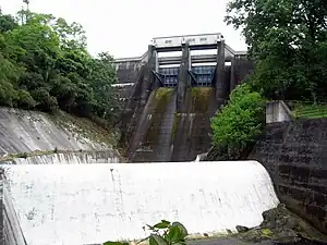 長柄ダム（綾川）。決戦非常措置要綱による中断を経て1952年（昭和27年）完成。
