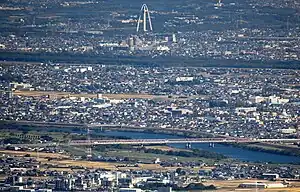 養老山地から望む長良川に架かる東海道新幹線の長良川橋梁とその上流側に隣接する岐阜県道・愛知県道18号大垣一宮線の羽島大橋（2014年12月3日）