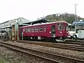 関駅に隣接する車両基地に停車するナガラ304