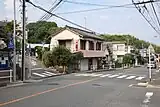 旧長坂道と旧分レ道の分岐部。右奥へそのまま下っていくのが旧分レ道、左奥の丘陵へ登っていく小道が旧長坂道である（2012年（平成24年）9月（撮影位置、北方面を望む））。