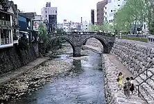 左岸の住宅立ち退き前(90年代頃)と、立ち退き後(2020年代)の眼鏡橋周辺