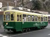 ワンマン化改造・冷房設置後の360形362号通風孔は塞がれ、正面中央の窓は一部開閉式となった