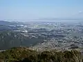 神埼BS北方の山から鳥栖方面を望む。脊振山地と筑紫平野の境を通る（佐賀県神埼市）