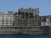 同じく端島西側。中央は手前から48号棟、14号棟、3号棟、左は51号棟、右は手前から39号棟、13号棟