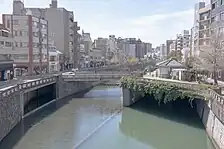 中島川とその両岸のバイパス水路(左:通常時、右:干潮時の河川増水状態)
