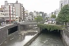 中島川とその両岸のバイパス水路(左:通常時、右:干潮時の河川増水状態)