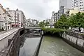 増水した川の水が右岸バイパスに流れ込む様子